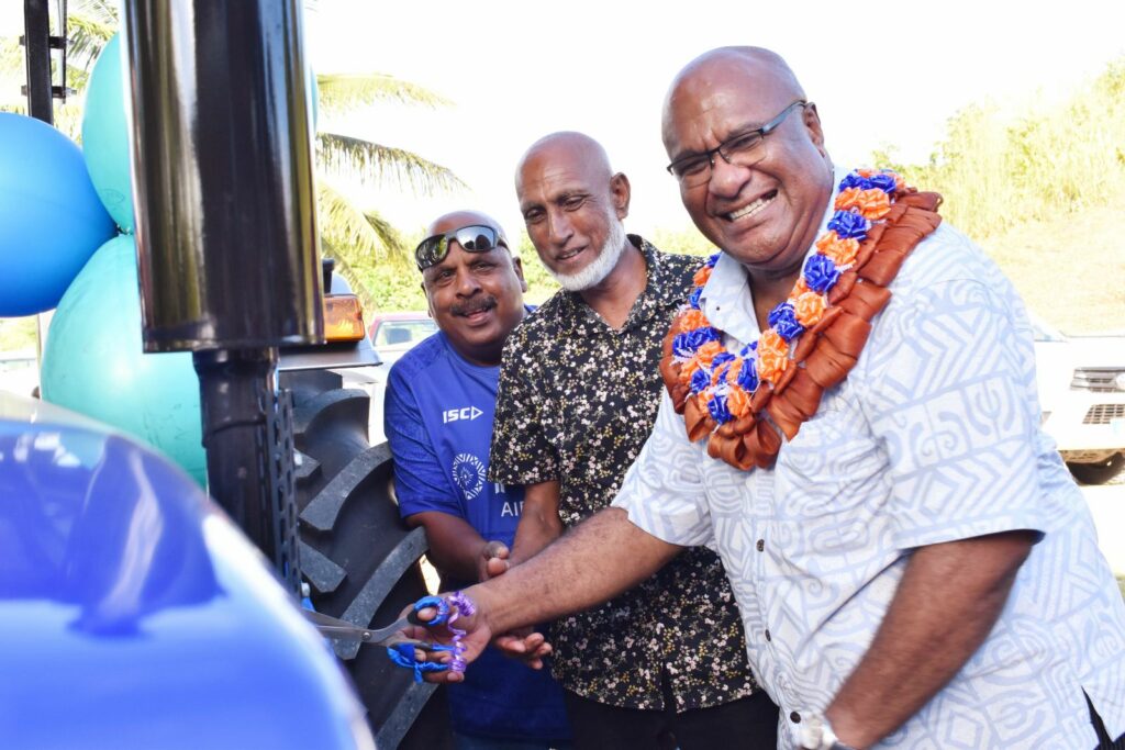 Fiji’s Deputy Prime Minister with IHRDP recipients in Vanua Levu.